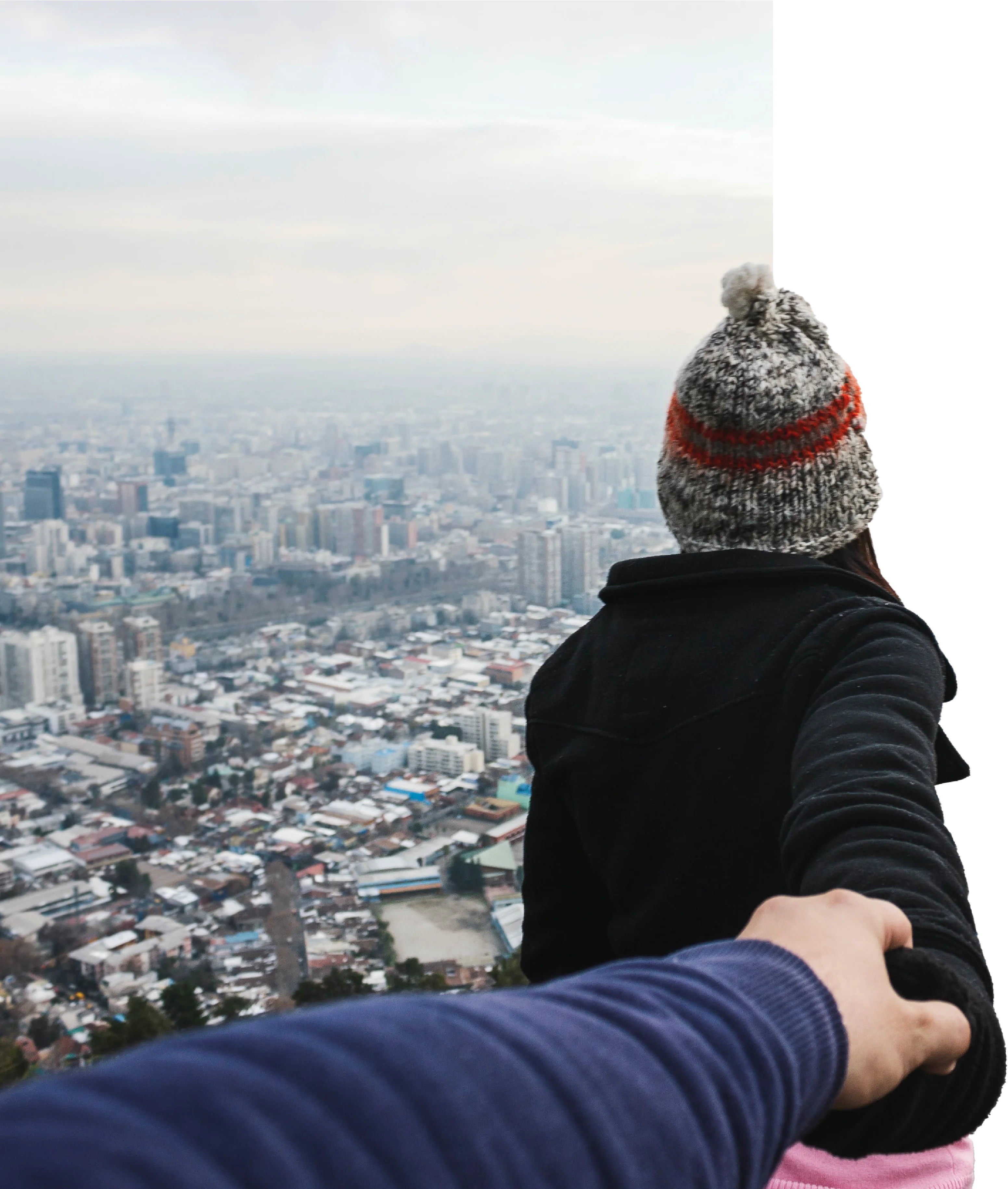 Imagen de una pareja tomada de la mano